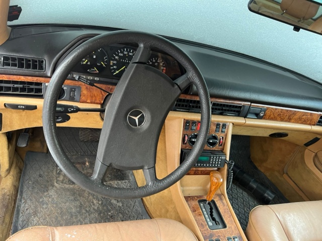 993526-14 Mercedes-Benz 380 SEC - 1983