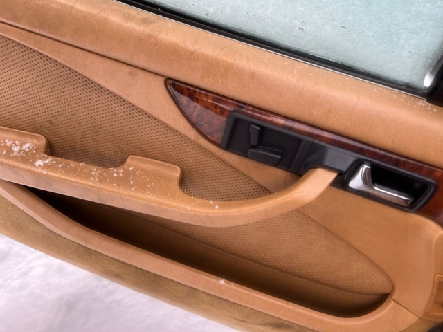 993526-17 Mercedes-Benz 380 SEC - 1983