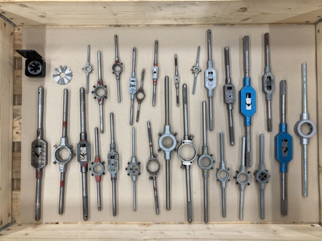 1001064-1 Threaded cut holders