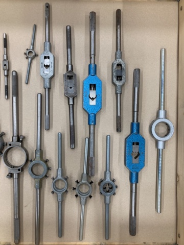 1001064-4 Threaded cut holders