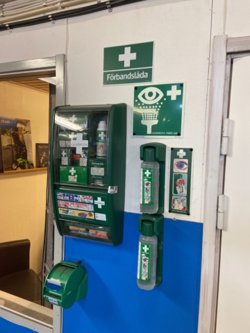 1001098-1 First aid boards, 2 and eye showers