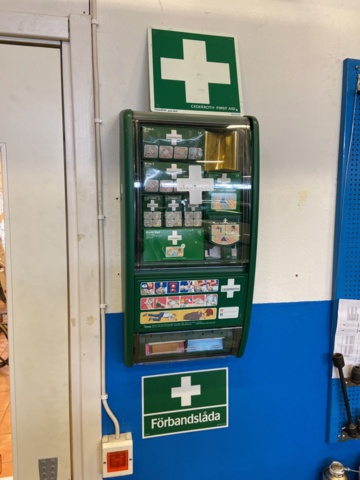 1001098-2 First aid boards, 2 and eye showers