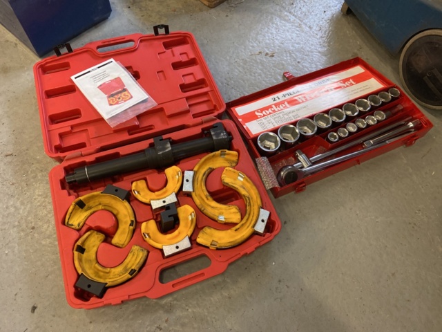 1001116-1 Spring strut tensioner and socket wrench set