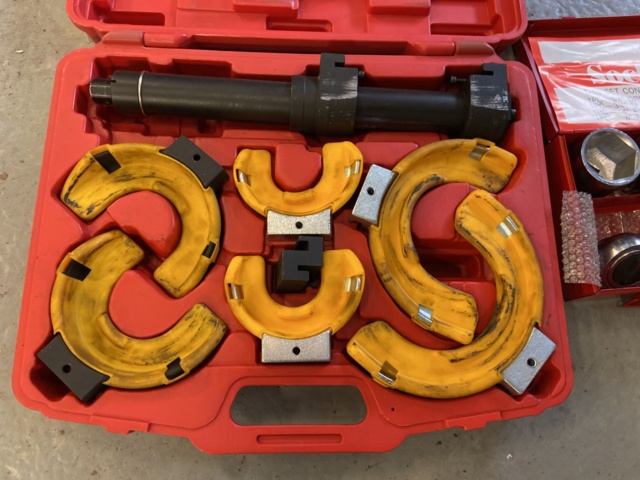 1001116-2 Spring strut tensioner and socket wrench set