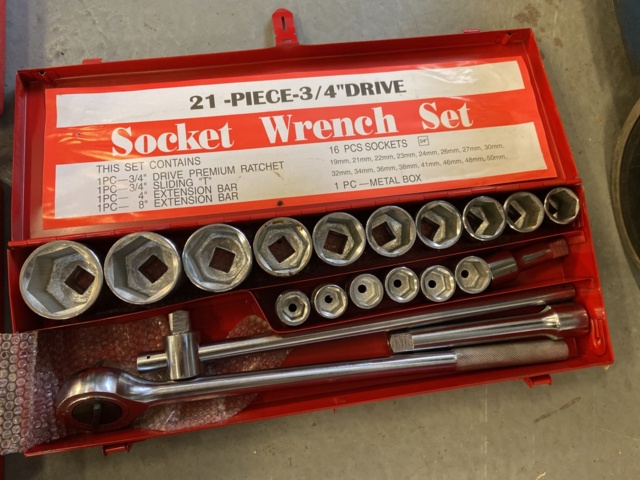1001116-4 Spring strut tensioner and socket wrench set