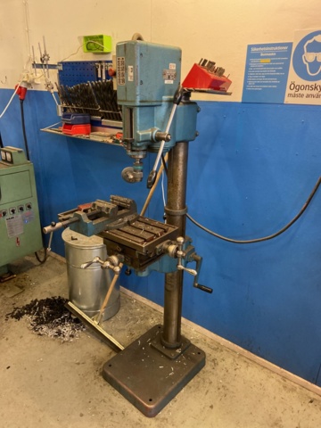 1001126-1 Column drilling machine Arboga Maskiner G2508 incl. sheet metal cabinet with drill
