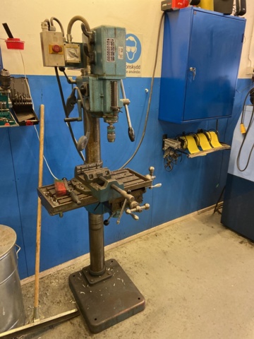 1001126-2 Column drilling machine Arboga Maskiner G2508 incl. sheet metal cabinet with drill