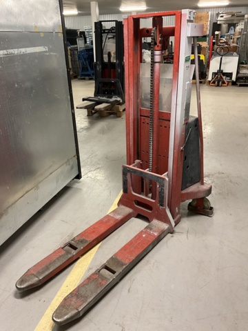 1001517-8 Electric stacker BT-SV 1000