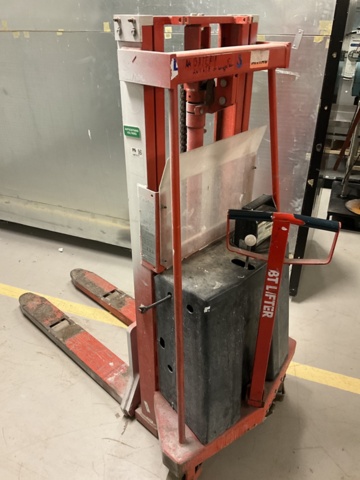 1001517-10 Electric stacker BT-SV 1000