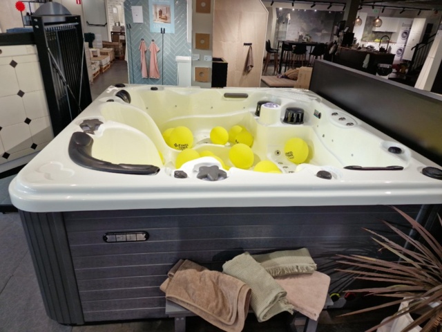 1004968-2 Hot tub with thermocap [new]