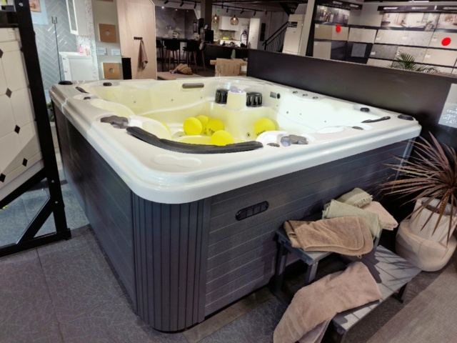 1004968-3 Hot tub with thermocap [new]