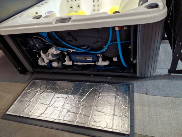1004968-23 Hot tub with thermocap [new]