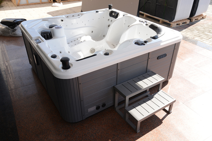 1004969-1 Hot tub with thermocap [new]