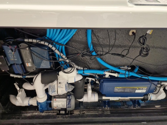 1004969-24 Hot tub with thermocap [new]