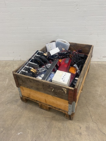 1005546-1 Pallet with vehicle lighting