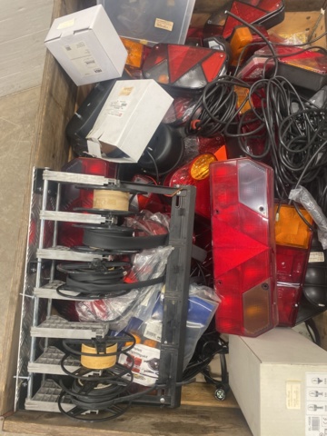 1005546-2 Pallet with vehicle lighting