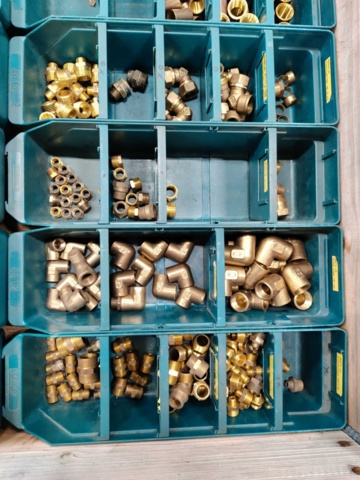 1005015-2 Pipe fittings in i.a. brass