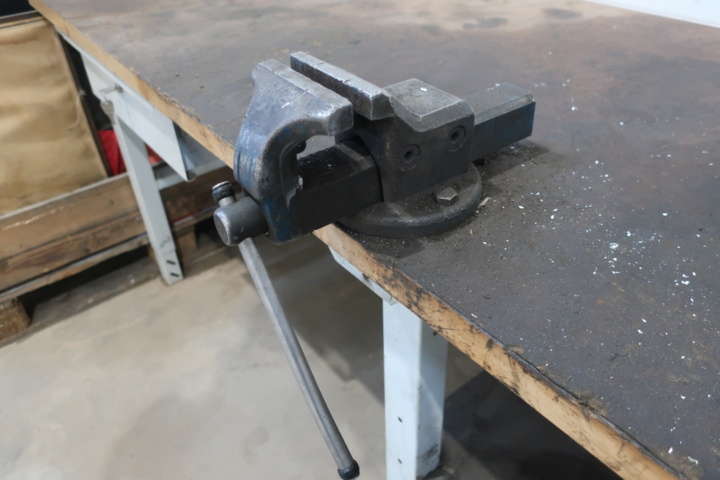 1006270-3 Workbench with vise and tool boards