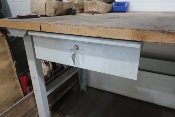 1006270-4 Workbench with vise and tool boards