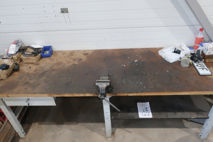 1006270-5 Workbench with vise and tool boards