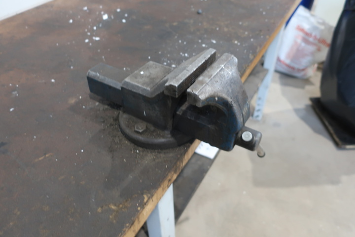 1006270-8 Workbench with vise and tool boards