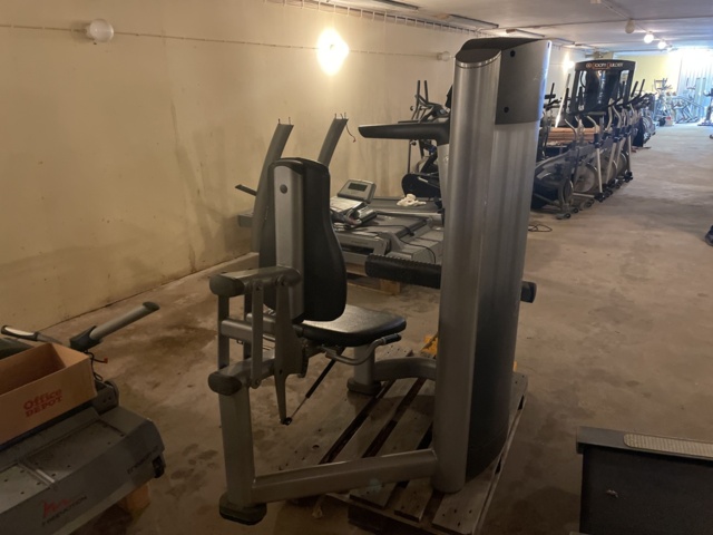 1006627-4 Seated calf press - Calf exemption Life fitness