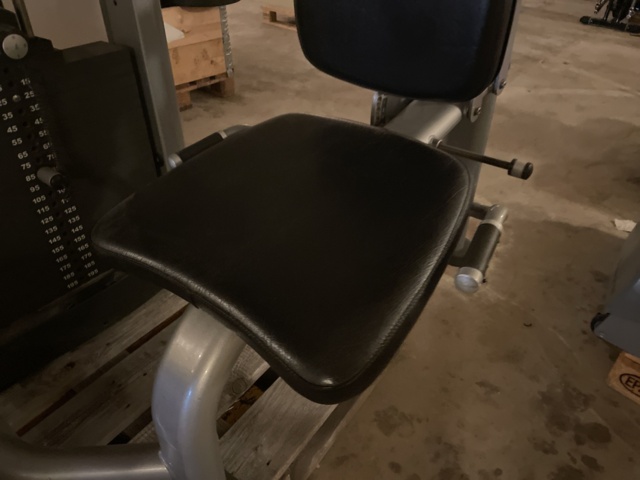 1006627-8 Seated calf press - Calf exemption Life fitness