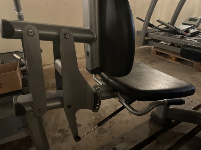 1006627-12 Seated calf press - Calf exemption Life fitness