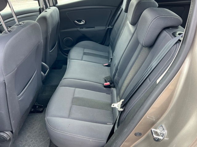 993529-9 Renault Mégane 1.5 dCi DCT - 2011