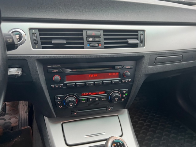 993532-13 BMW 325i Touring - 2006