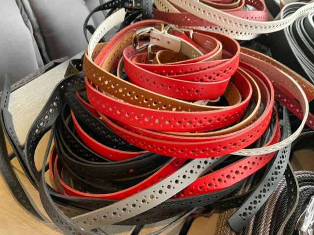 1008295-7 120 st olika skärp / livremmar