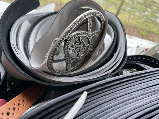 1008295-8 120 st olika skärp / livremmar