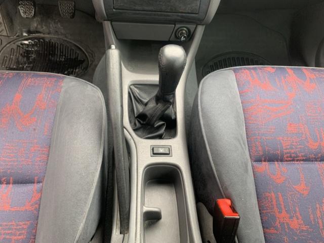 882910-19 Toyota Avensis - 2000