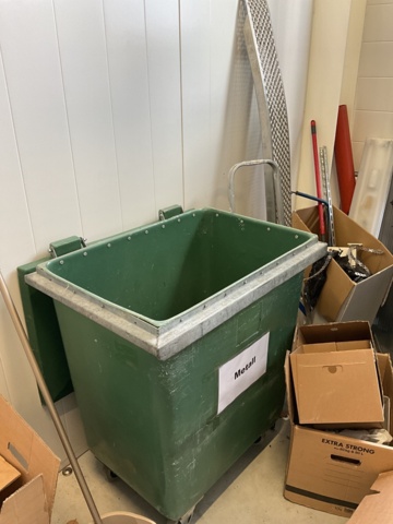 1001724-1 Dustbin on wheels with lid, ladder etc