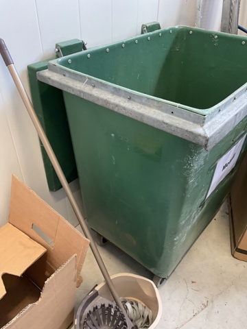 1001724-2 Dustbin on wheels with lid, ladder etc