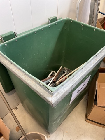 1001724-3 Dustbin on wheels with lid, ladder etc