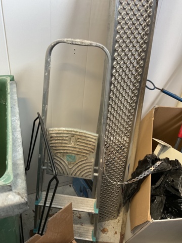 1001724-4 Dustbin on wheels with lid, ladder etc