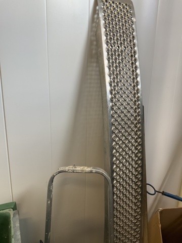 1001724-5 Dustbin on wheels with lid, ladder etc