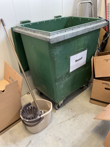 1001724-6 Dustbin on wheels with lid, ladder etc