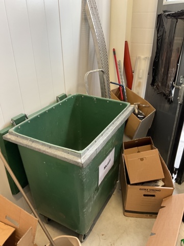 1001724-7 Dustbin on wheels with lid, ladder etc