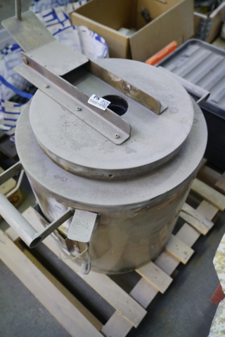 954561-2 Melting furnace, burner missing