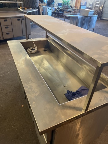 897201-4 Cooling bench with cooling well and relief shelf