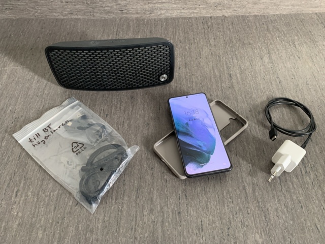 1010911-1 Mobile phone Samsung Galaxy S21 5G Dual SIM 256GB with BT speaker Audio Pro P5