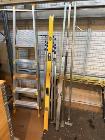 Plaster stand, trestles, ladder and spirit level - PS Auction - We ...