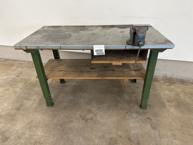 1002902-2 Workbench with sheet metal and vise