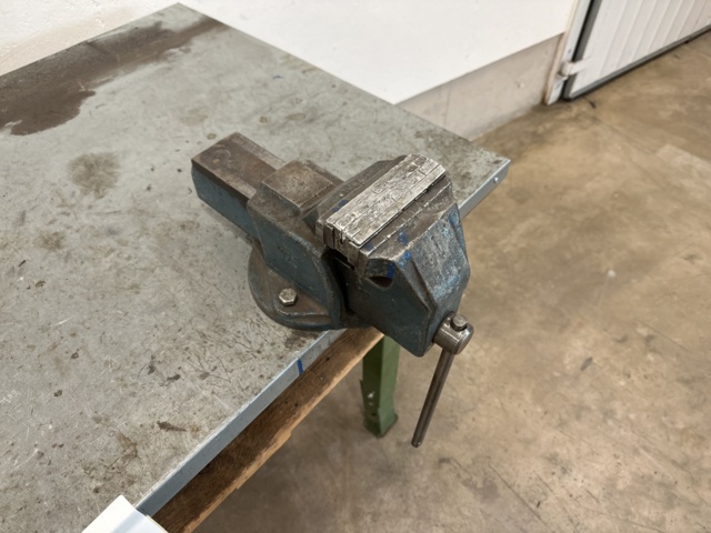 1002902-3 Workbench with sheet metal and vise