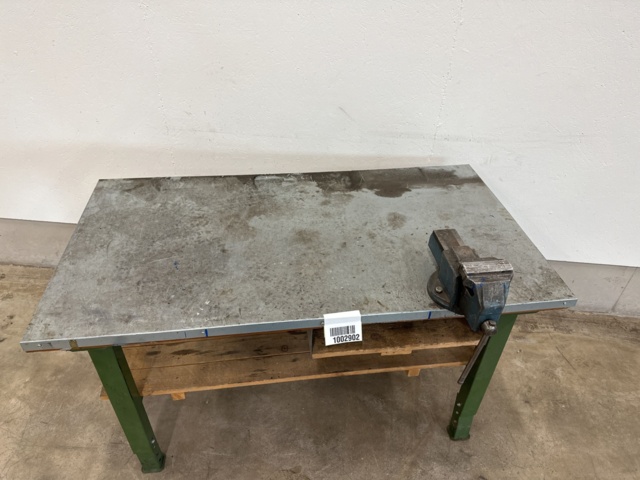 1002902-4 Workbench with sheet metal and vise