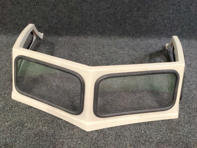 1013729-1 Boat windshield