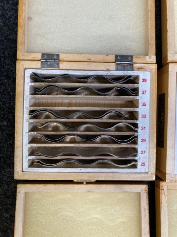 1012103-2 Wave-shaped parallel pieces