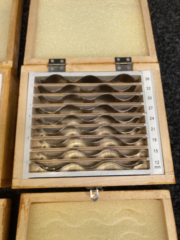 1012103-3 Wave-shaped parallel pieces